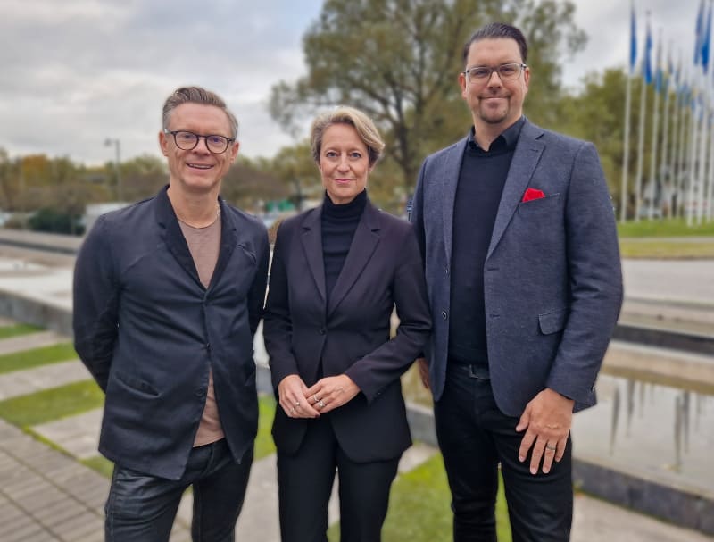 På bilden ser du Johan Holmström, Affärsområdesansvarig Säkerhetsbranschen DigJourney, SäkerhetsBranschens vd Jeanette Lesslie Wikström och Anders Nilsson, tranformationsledare DigJourney